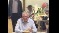 Bill Gates Menikmati Durian & Sate: Sensasi Rasa Tak Terlupakan?