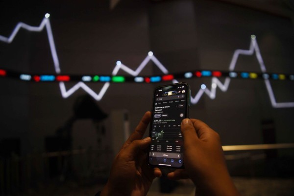 IHSG Menghijau Jelang Akhir Pekan: Saham FAST Raih Cuan Besar