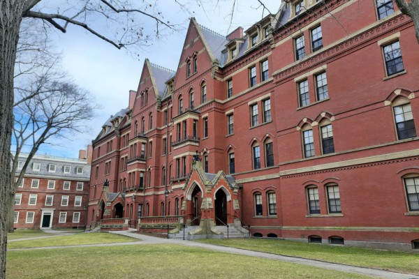 Trump Ancam Cabut Izin Harvard: Nasib Mahasiswa Internasional?