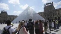 Louvre Tutup Mendadak! Pengunjung Antre, Ini Penyebabnya