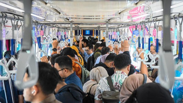 Wajib Naik Transportasi Umum Rabu? Inisiatif Baru Karyawan Swasta