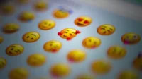 Emoji Tingkatkan Hubungan? Studi Ungkap Rahasia Pesan Teks