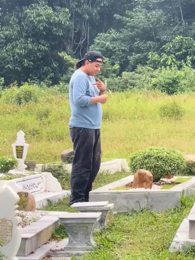 Haru Biru: Doa Isyarat Anak Tuli di Makam Ibu Tercinta